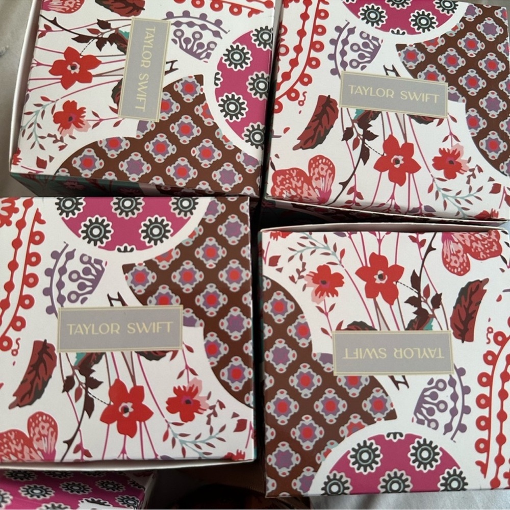 Taylor Swift Christmas Ball Ornaments. - Picture 10 of 12